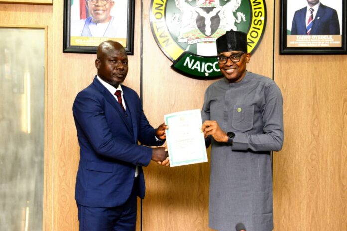 L-R: MR SULEIMAN OLALEKAN AJANI (MD/CEO) CBI INSURTECH AND MR EKERETE OLA GAM-IKON (DEPUTY COMMISSIONER FINANCE AND ADMINISTRATION NATIONAL INSURANCE COMMISSION)